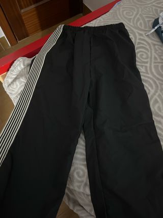 Chándal negro con rayas blancas