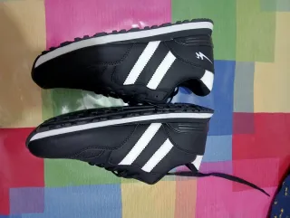 Zapatillas deportivas negras y blancas