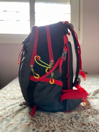 Mochila senderismo negra y roja