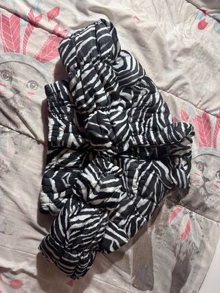 Cazadora corta niña estampado cebra. 
