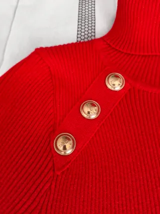 Vestido elástico rojo con hilos dorados