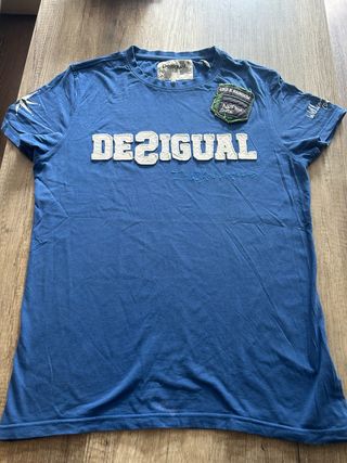 Camiseta Desigual azul con parches