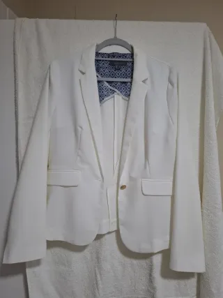 Lote Ropa Mujer: Blazer Blanco y Blusas