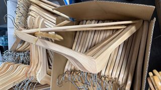 Perchas de madera y metal