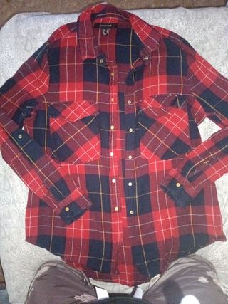 Camisa a cuadros roja y negra