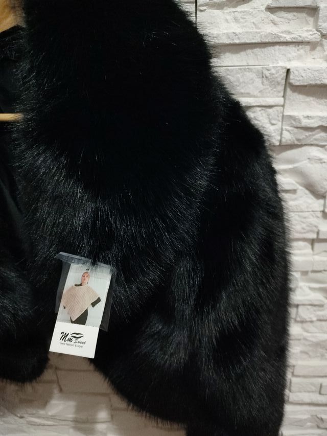 Abrigo negro talla TU,
Busto :103,lenght:40cm 