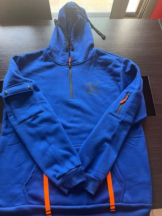 Sudadera azul con cremallera y bolsillos