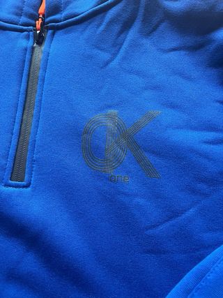 Sudadera azul con cremallera y bolsillos