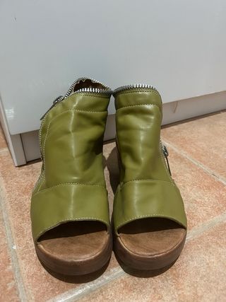 Tacones verdes con cremallera
