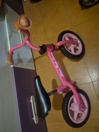 Bici de equilibrio rosa de la marca chicco.