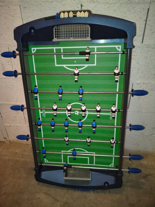 Futbolín de mesa con sus patas en buen estádo
