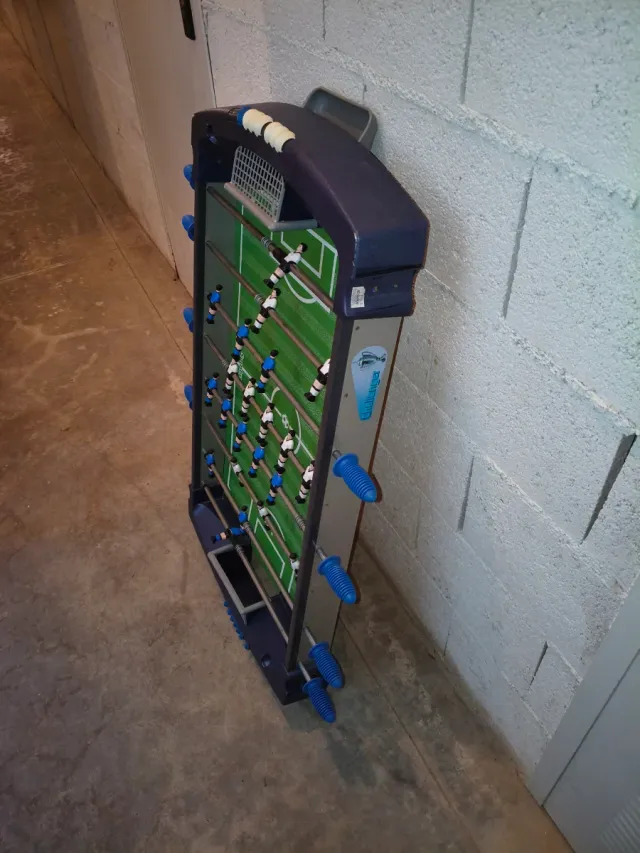 Futbolín de mesa con sus patas en buen estádo