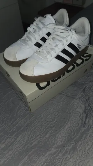 Zapatillas Adidas Blancas y Marrones