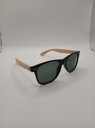 Gafas de sol negras y madera