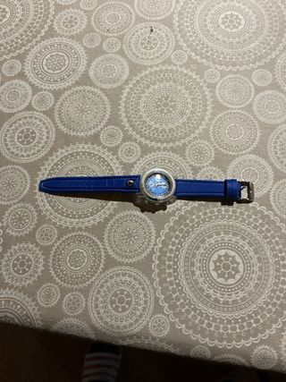 Reloj azul con correa de cuero