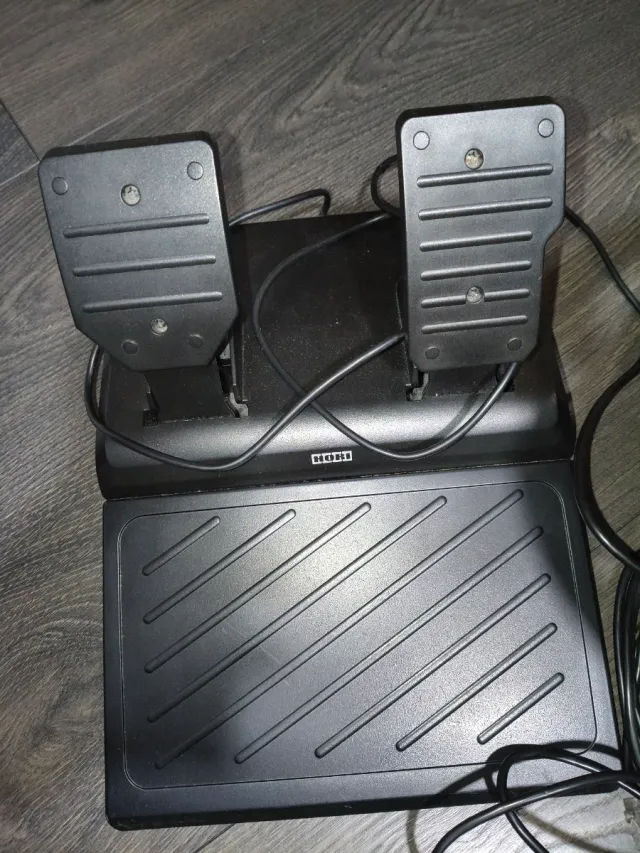 Volante Thrustmaster con Pedales