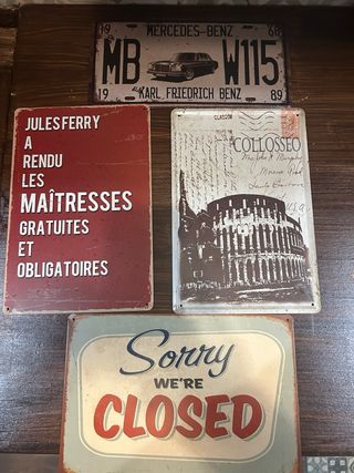 Piatti decorativi in metallo vintage