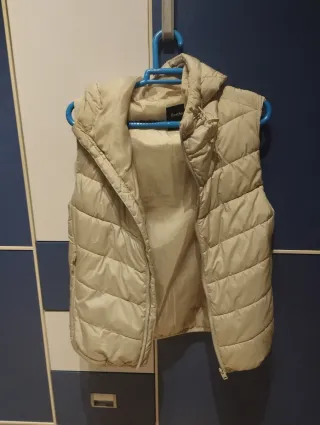 Chaleco Bershka beige talla XS niño