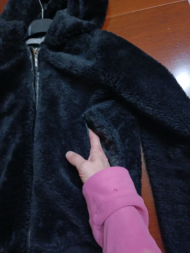 Giacca pelliccia sintetica nera con cappuccio