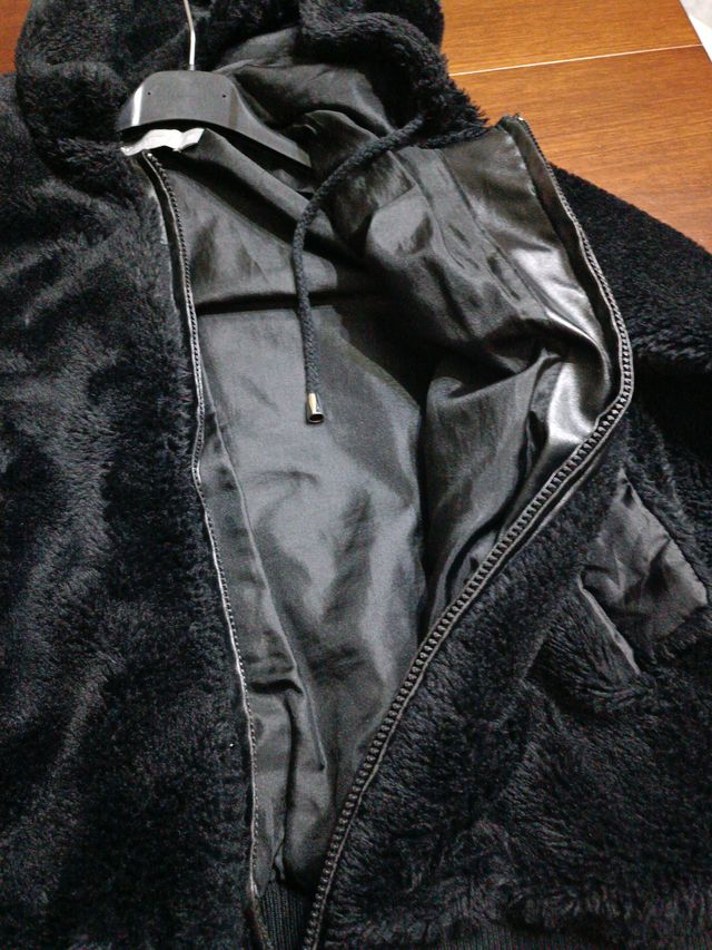 Giacca pelliccia sintetica nera con cappuccio