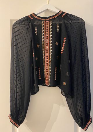 Blusa Zara negra bordada manga larga