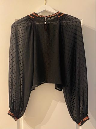 Blusa Zara negra bordada manga larga