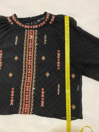 Blusa Zara negra bordada manga larga
