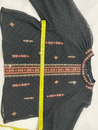 Blusa Zara negra bordada manga larga