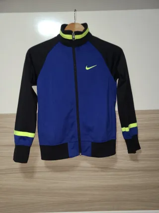 Chaqueta Nike azul y negra