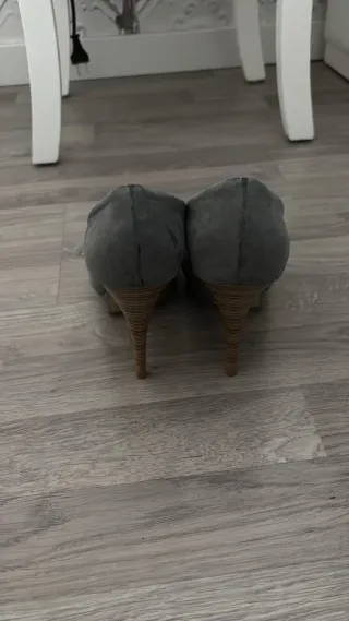 Zapatos de tacón Zara grises