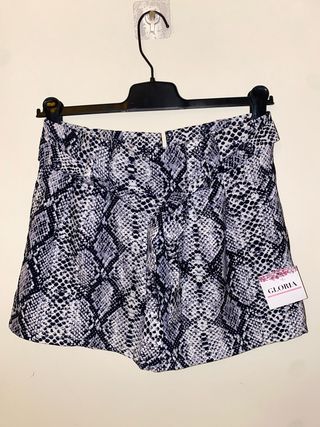 Pantalón corto estampado serpiente