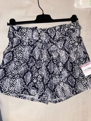 Pantalón corto estampado serpiente