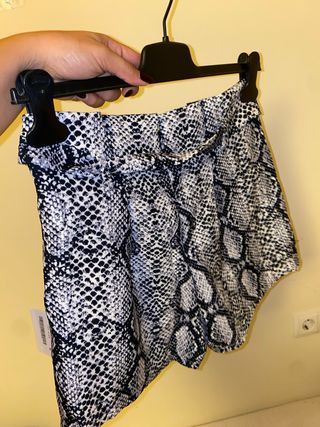 Pantalón corto estampado serpiente