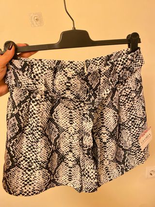 Pantalón corto estampado serpiente