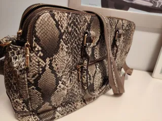 Bolso ordenador Parfois estampado piel serpiente