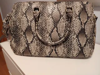 Bolso ordenador Parfois estampado piel serpiente