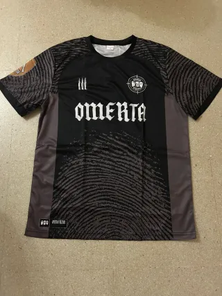 Camiseta Deportiva Omerta Negra y Gris