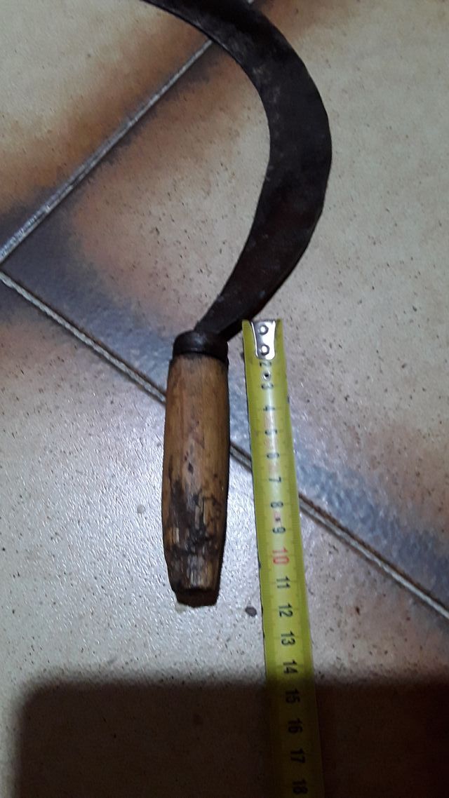 Antigua hoz de metal y madera
