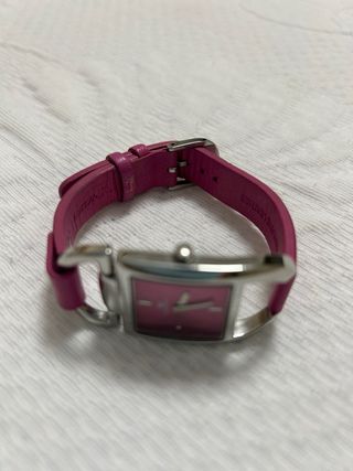 Reloj rosa con correa de cuero