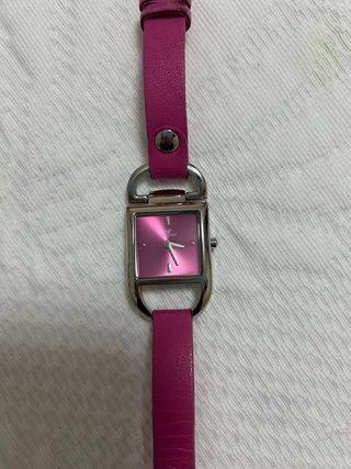 Reloj rosa con correa de cuero