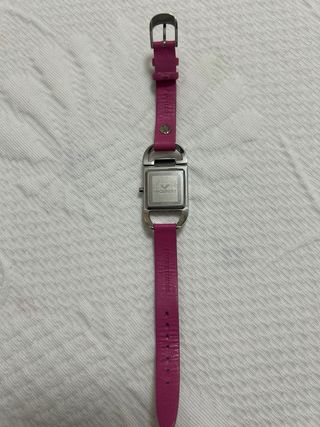 Reloj rosa con correa de cuero