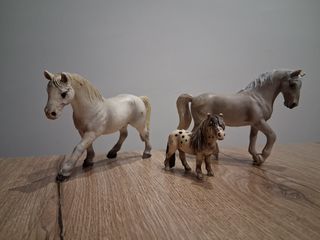 3 Figuras Schleich: 2 caballos y 1 pony