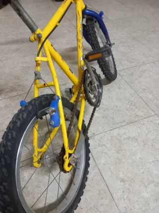 Bicicleta infantil amarilla