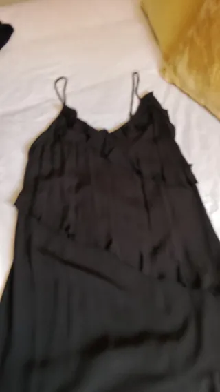 Vestido H&M volantes negro corto