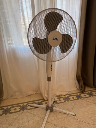 Ventilador EDM Pie Blanco y Gris
