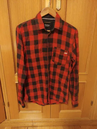 Camisa de cuadros roja y negra. 