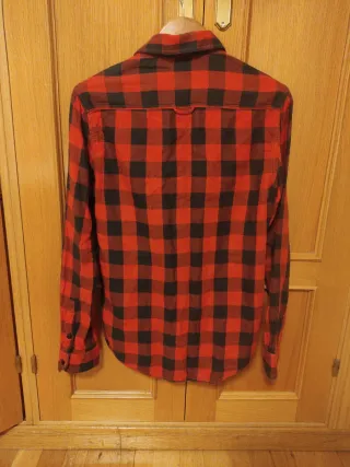 Camisa de cuadros roja y negra. 