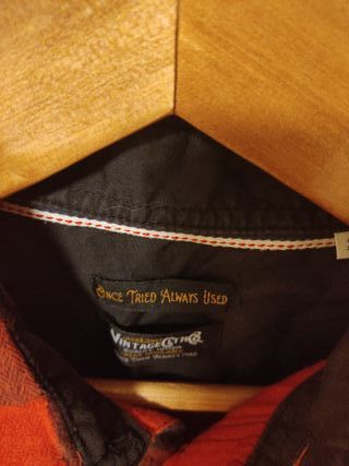 Camisa de cuadros roja y negra. 