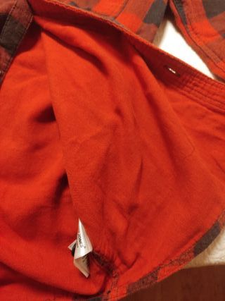Camisa de cuadros roja y negra. 