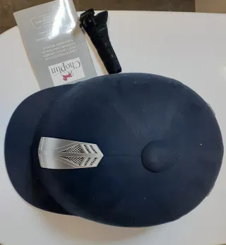 Casco de equitación azul marino. 